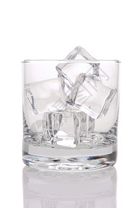 玻璃与冰晶立方体隔离在白图片