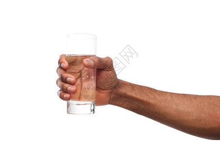 黑男手握着白色背景的隔绝水杯背景图片