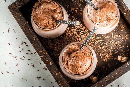 夏季茶点饮料冰镇巧克力可配上一勺巧克力冰淇淋巧克力粉和冰块戴眼镜图片