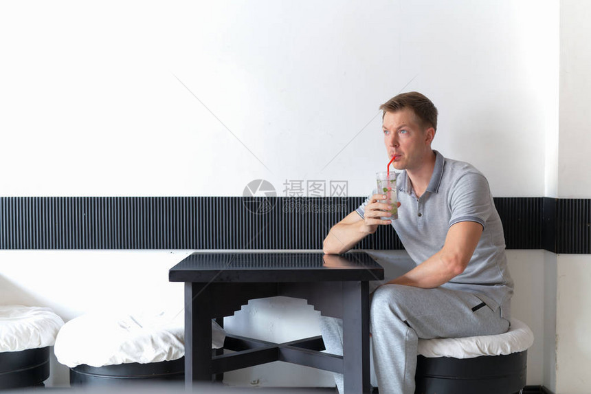 年轻英俊的男人坐在室内图片