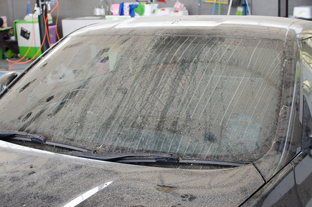 豪华汽车的肮脏窗户图片