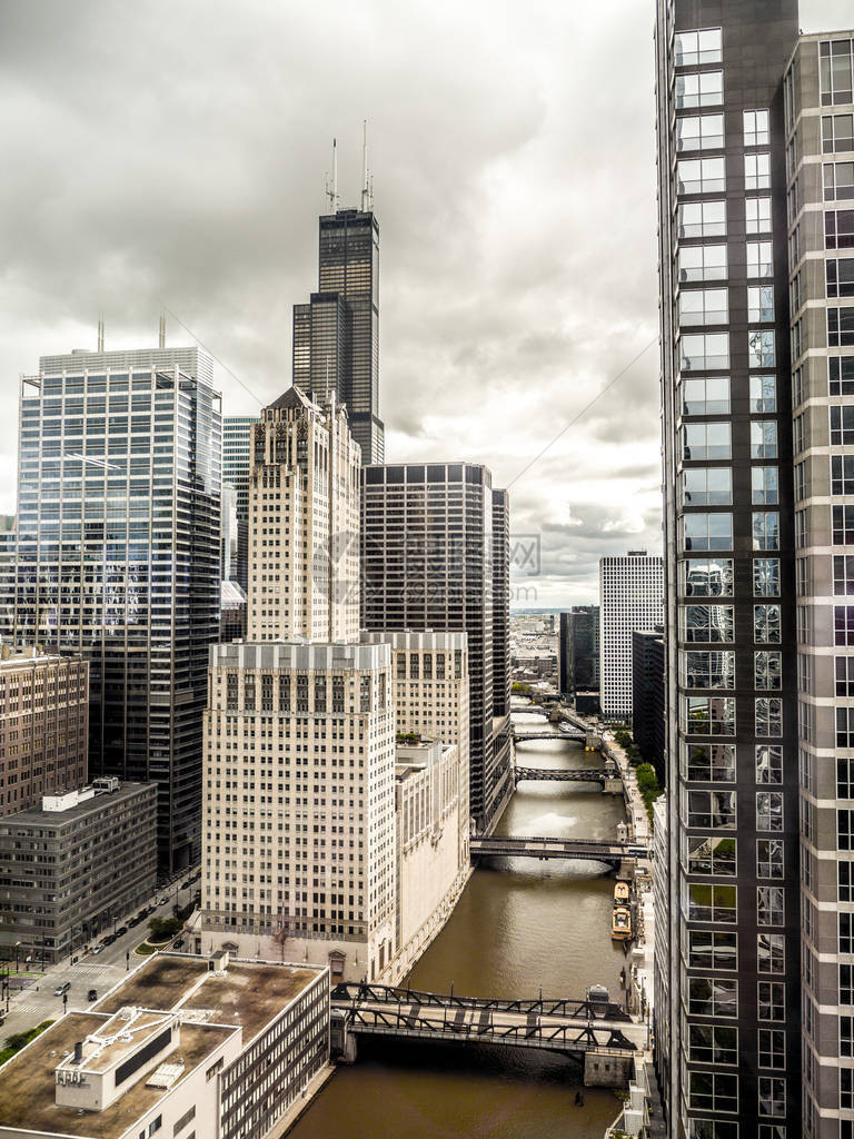 从高层望向威利斯大厦的芝加哥市中心的景色图片
