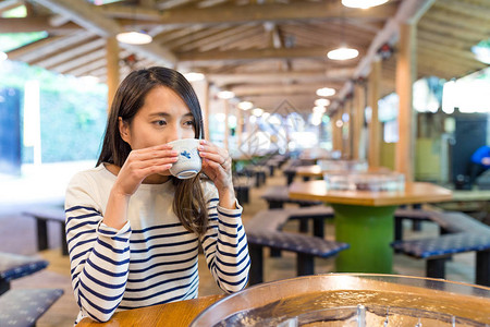 女人享受一杯茶图片