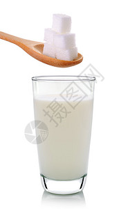 白色背景上加糖的一杯牛奶图片
