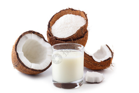 在玻璃杯中用椰子壳和椰子片的椰子牛奶背景图片