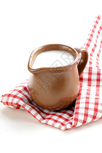 棕色陶瓷罐子满牛奶图片