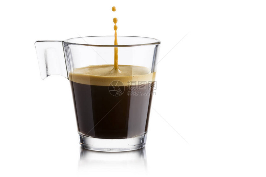 黑咖啡在玻璃杯中白图片