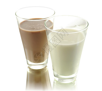 白色背景上的牛奶和巧克力牛奶图片