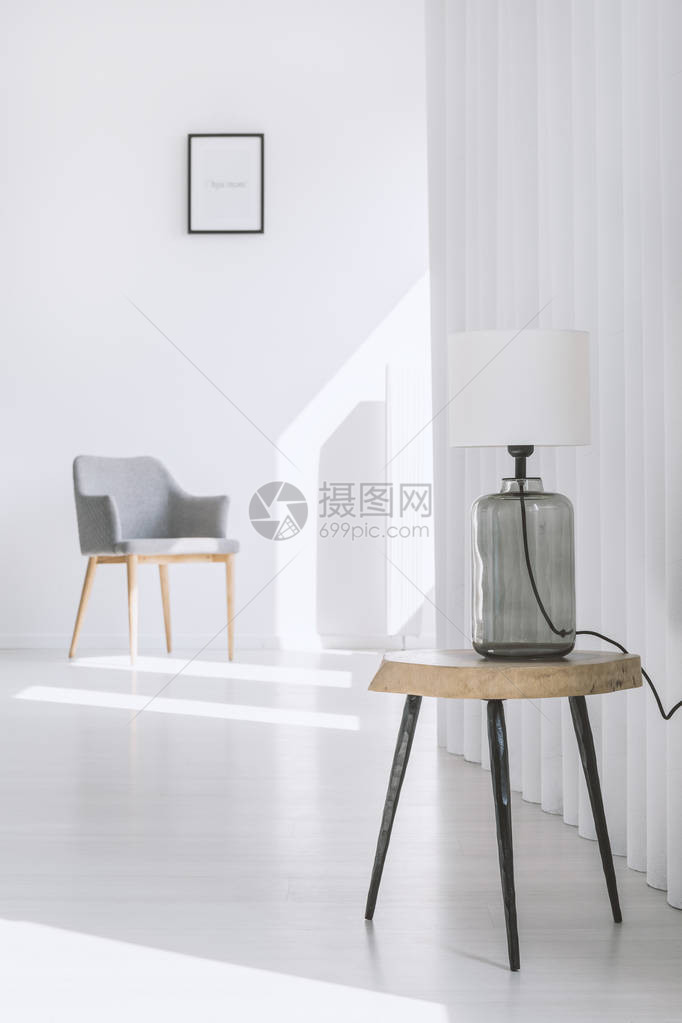 简单的白灯站在一个室内设计最简化的房图片