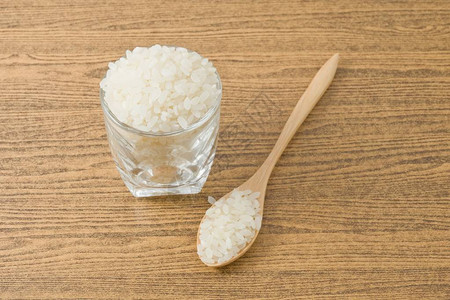 日本烹饪餐Raw和未煮日本稻米图片