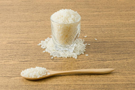 日本餐饮Raw和未煮日本大米在WoodenSpoon和图片