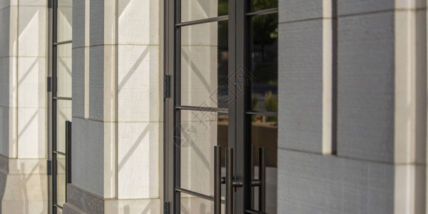 建筑物的反光双玻璃门从建筑物内部近距离拍摄抛光玻璃门外面阳光明媚背景图片