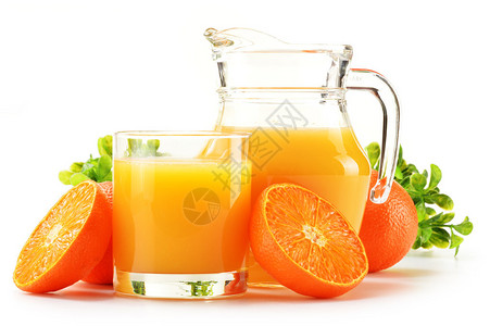 装有玻璃和杯子的橙汁图片