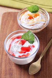 两碗酸奶果冻图片