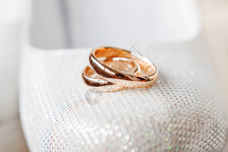 新娘鞋上镶有水钻的金色结婚戒指婚礼珠宝细节爱情图片