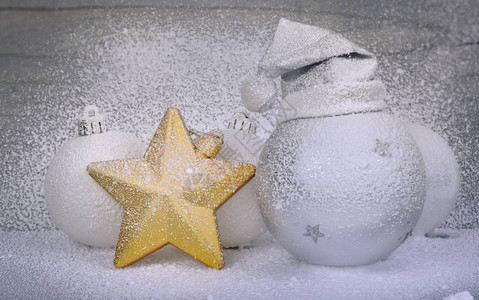 金星和圣诞节球木本上满是雪的图片