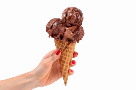 白色背景上的巧克力冰淇淋蛋筒手拿着威化杯里的图片