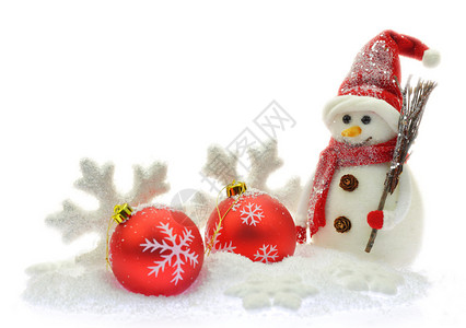雪人和雪地上的圣诞饰品图片