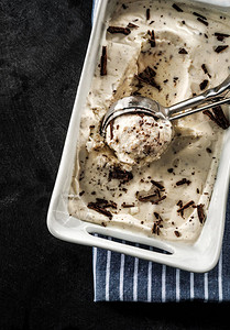 奶油冰淇淋和巧克力薯片图片