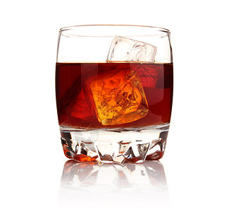 威士忌杯子冰块孤立图片