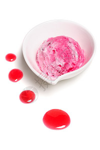 白色背景中碗的草莓粉色冰淇淋球图片