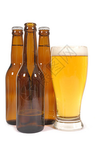 一杯啤酒棕色瓶子半空图片