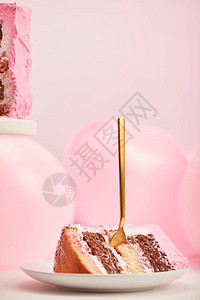 美味甜的生日蛋糕在粉红气球附近的白色酱图片