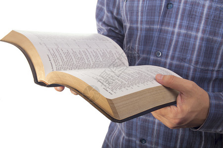 男人阅读圣经图片