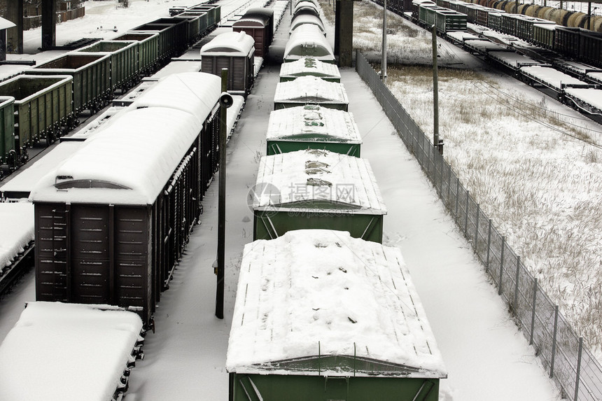 货运列车在冬天图片