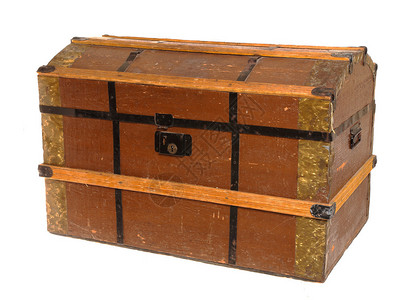 瑞典移民在1800年代和1900年代初前往美国时常用的典型行李箱的侧面和正面视图后备箱被称为美国后备箱在白背景图片