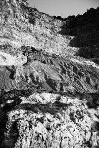 空采石场的黑白图像图片
