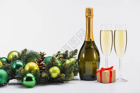 香槟圣诞节花环和白底礼物的瓶子和杯子以及白图片