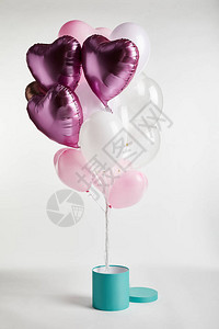 心形粉色气球捆包白色图片