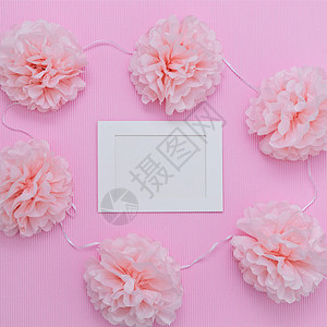 用粉红色纸切花和白色框架与白色空白的组合图片