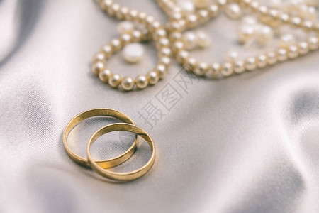 金婚环和珍珠项链套图片