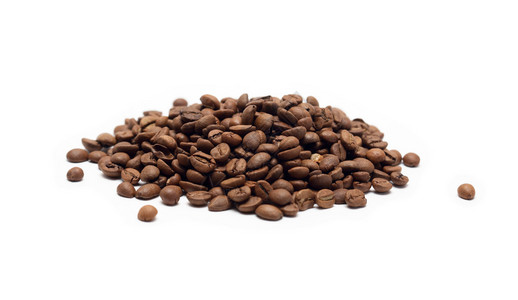白色背景上的一堆咖啡豆背景图片