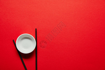 红色背景下排列的筷子和空背景图片