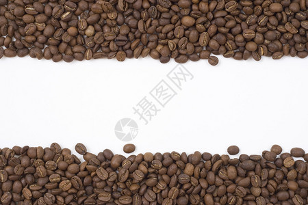 两轮咖啡豆之间的空白间背景图片