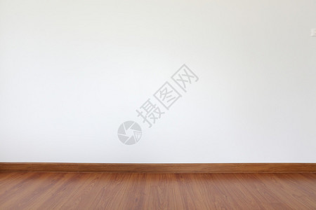 房间里的白色砂浆墙和木地板图片