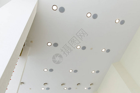 现代的层天花板有嵌入灯光和拉伸图片