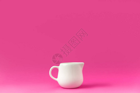 近距离观看单空白罐子准备用粉红背景图片