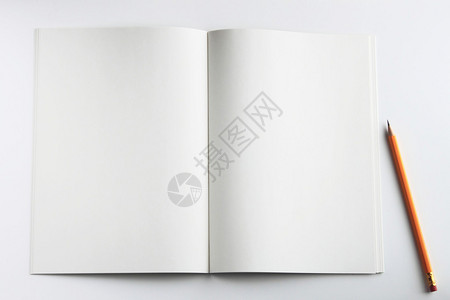 白色背景上的新记事本和铅笔背景图片
