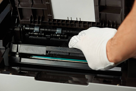 将打印机的墨盒换成墨盒关闭手图片