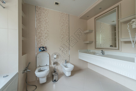 现代室内的卫生间图片