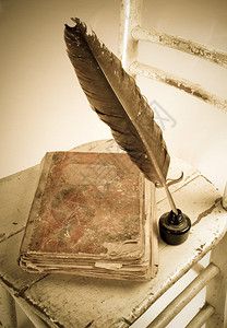 旧书盖子和酒瓶黑墨水图片