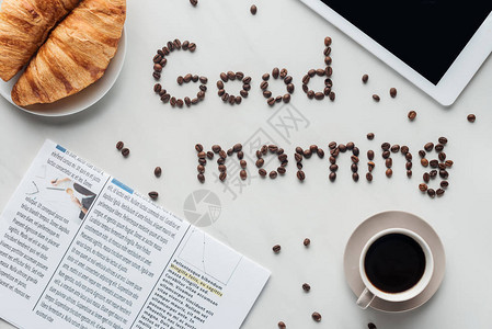 一杯咖啡的顶视图和早上好的刻字图片