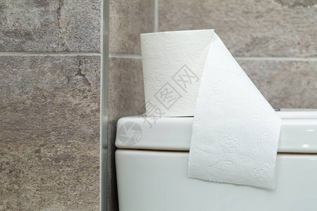 厕所里的水库上放着一卷卫生纸白色卫生纸特写图片