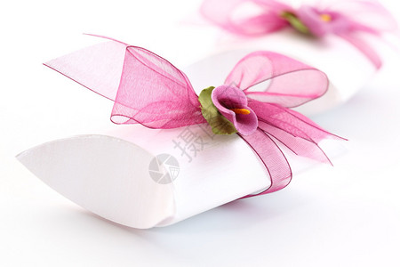 用丝带和鲜花装饰的小礼盒图片