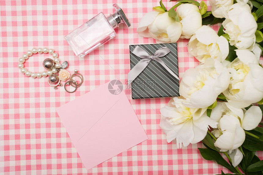 粉红色背景中的礼品盒和一束牡丹图片