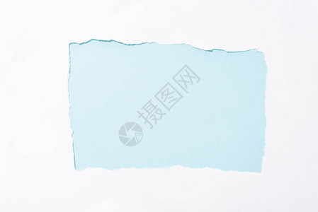 白色撕纸孔中的浅蓝色彩背景图片
